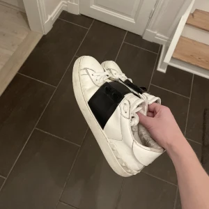 Valentino Garavani  - Säljer mina Valentino Garavani skor i strl 40/41, orginalbox och dustbags samt nya valentino snören. 