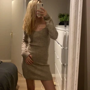 Klänning - Super skön stickad klänning från H&M, säljer pga av att den sitter för stort på mig❤️