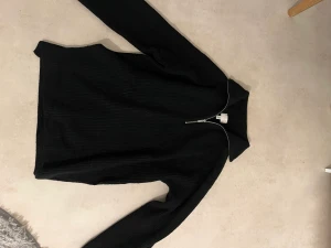 stickad tröja  - säljer min stickade tröja, aldrig använd, så den är som ny. Köpte den för 500 och säljer för 200❣️❣️