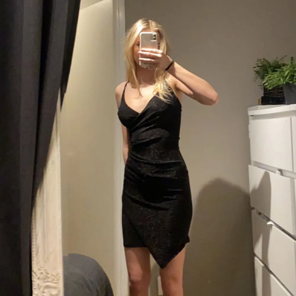 Fantastiskt fin svart glittrig klänning som passar perfekt till nyår! Säljer för den inte har kommit till användning:( köpt i Spanien så de finns inge i Sverige💞 prislappen sitter kvar. Klänningar.