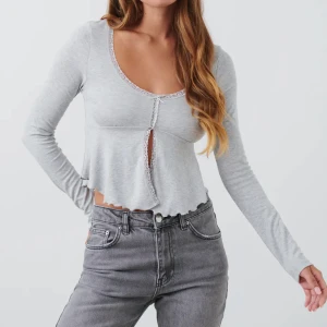 Lace detail top - Grå lace detail top från Gina Tricot, helt ny med prislapp. Slutsåld på hemsidan i alla storlekar utom xl. 