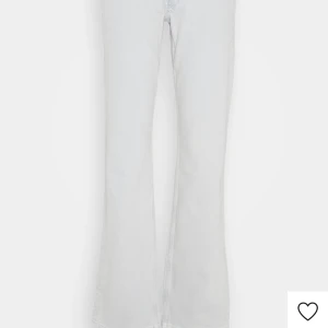 Ljusblåa arrow jeans från weekday - Ljusblåa jeans från weekday i storlek 29/34 eller 30/34 inte helt säker. De är använda ett fåtal gånger. 