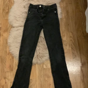 Svarta jeans - Köpta på Young gina och andvänts ganska många gånger.