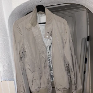 J.Lindeberg jacka - Lindebeg vind/ täckjacka i storlek S