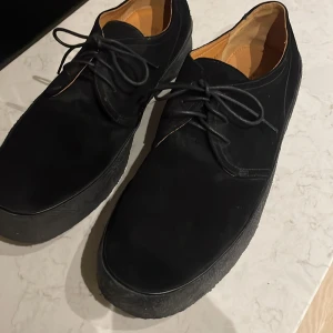 Playboy originalet  - Playboy original Classic shoe black suede. Nyskick knappt använda.  Nypris 2399 kr 