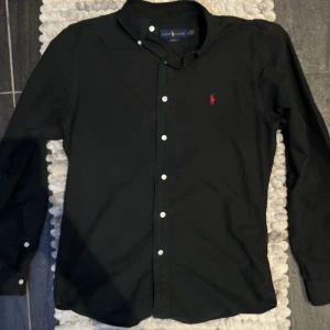 Ralph Lauren Skjorta  - Snygg svart Ralph Lauren skjorta som passar till allt  Storlek: M 
