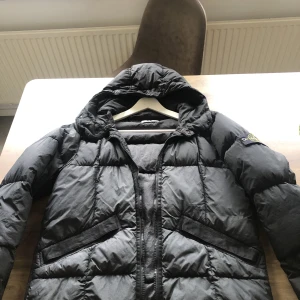Stone island vinterjacka - En vinterjacka av märket Stone island i användt skick.  Kostade 10.000kr ny och begär nu 1500. 