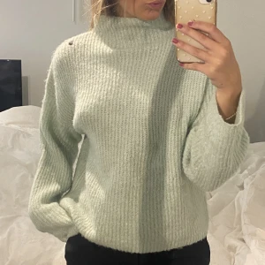 ljusgrön stickad tröja med krage från - Ljusgrön stickad tröja med krage från gina tricot i storlek xs men är stor o storleken så passar även större storlekar  ,använd fåtal gånger.