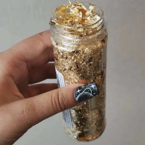 Guld Folie - Guld folie (ej ätbart) perfekt för att göra en fin nagel design eller sminkning. Köptes på partykungen.se för 90kr förra året runt september-oktober 