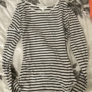 randig långärmad  - säljer min superfina långärmade tröja från hm. Köpte i storlek M då den satt jätte tajt i s och ville att den skue va smått oversize🩵