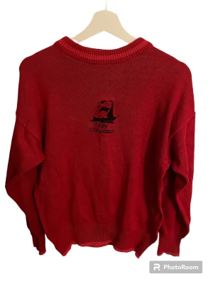 Collagetröja Röd - En röd collagetröja med trycket ”1492 Columbus” på. Oanvänd i nyskick. 