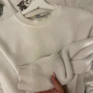 zara stickad  - super fina stickad tröja från zara som nästan är oanvänd🤍 så skönt material och lite croppad i storlek s🤍 