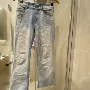 Jeans - Jeans i fint skicka, inga skador osv.  Sitter thight men är utsvängda i modellen.  Pris kan diskuteras!