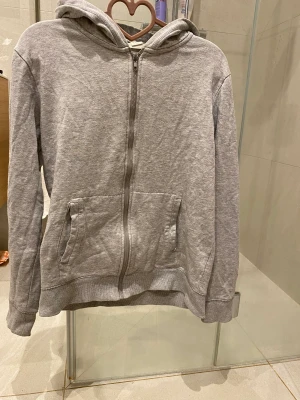 Grå hoodie - Grå hoodie, tecken på användning men inga hål osv.  Pris kan diskuteras!