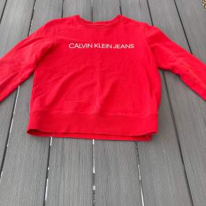 Cool röd tjocktröja från Calvin Klein!❤️ Jättefint skick!