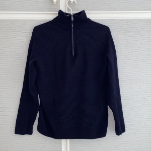 Hugo Boss Half Zip Sweater - Hugo Boss half/halv zip sweater/tröja. Storlek S, material ull, färg navy/mörkblå. Fin casual business tröja. Den är helt ny och knappt använd, den är i nyskick. Köpt från Hugo Boss butiken på Väla för 2200kr. Säljes pga jag tog fel storlek.