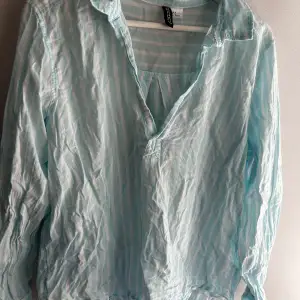 En jättefin ljus turkos skjorta från HM som jag tidigare använt som en cover-up på stranden🩵köparen står för frakt