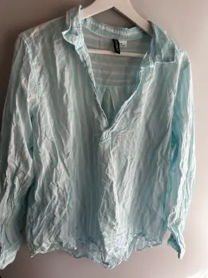 En jättefin ljus turkos skjorta från HM som jag tidigare använt som en cover-up på stranden🩵köparen står för frakt