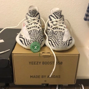 Yeezy Boost 350 v2 Zebra - Potentiellt dem kändaste yeezy skorna där ute, bara använd ett fåtal gånger så skicket är 9/10. Original låda och kvitto medföljer såklart! ✅ Kom privat för fler bilder och äkthetsbevis :) Pris: 2500, nypris: 3000-3500.