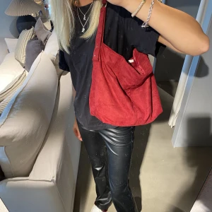 Väska - Såå snygg väska som är perfekt ty ha till tex skolan eller jobb, den rymmer väldigt mycket🥰 nästan aldrig använd 