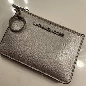 Korthållare/plånbok ifrån Michael kors, väl använd där av det låga priset! Köpt i New York för 1000