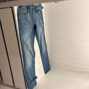 Säljer ett par helt oanvända Signal Jeans i formatet Slim fit, helt nytt skick köpta endast för någon dag sedan men de passade inte riktigt. Nypriset ligger kring 800kr, mitt pris är 675kr. Storlek: W33 L32 Pris: 675kr
