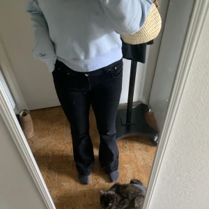 Lågmidjade bootcut jeans från Gina Tricot - Svarta lågmidjade bootcut jeans från Gina Tricot i storlek 40. Endast använda ett fåtal gånger. Köpta för 499 kr.