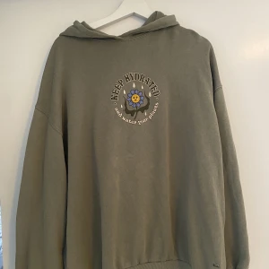 Hoodie med tryck - Hoodie i mild khaki grön färg med tryck på fram- och baksida. Storlek L och passar lite oversized på mig (177cm) 😊