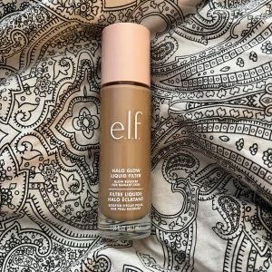 Elf halo glow - Gör en ny annons på min endast testade elf halo glow så att frakten blir fri! Färg 4 medium, säljer pga fel färg. Köpt på elfs egna hemsida där frakten låg på 320kr!