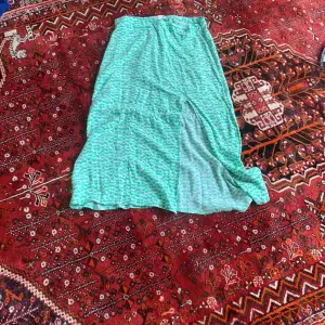 En jätte fin grön lång kjol som är köpte förra sommaren på H&M. Har slitits och är i väldigt bra kvalitet. Är i storlek 40 men jag dom har 36/38 i jeans storlek passar den bra. Köparen står för 📦.