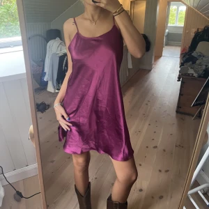 Vintage slipdress - Snyggaste lila vintage slipdressen, storlek 38/40 men snarare en s/m❤️
