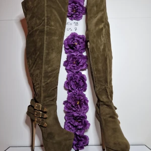 Overknee stövlar strl 38 - Superfina over knee stövlar i mockaimitation  Klackhöjd ca 15,5 Platå ca 5,5  Helt nya och oanvända!