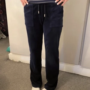 Marinblå Juicy couture byxor  - säljer dessa byxor då dom inte längre kommer till användning. storlek Xs, bra skick, priset går att diskutera 💞