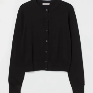 Stickad kofta - Säljer denna jättefina kofta som är använd få gånger och i jättebra skick! Pris kan diskuteras 🥰