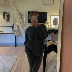 Stickad tröja med ull - säljer denna suuper fina tröjan ifrån hm (slutsåld) som har ull i sig så den är extra varm nu till vintern❄️ i strl L men kan böras utav xs-l skulle jag säga då jag själv är en xs. Har små slitsar längs ut på ärmarna vilket är super fint!🌸är i nyskick