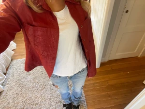 Röd jacka  - Tunn röd jacka med två fickor 