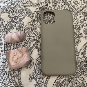 Airpods case + mobilskal - Grått mobilskal (11) och ett rosa marmor airpods case (1) båda från hm. Skalet är köpt för 99 kr, säljer för 50 kr. Airpods case minns jag inte original priset på men säljer för 40 kr. Inga defekter förutom det som är på sista bilden. Båda för 100 kr.
