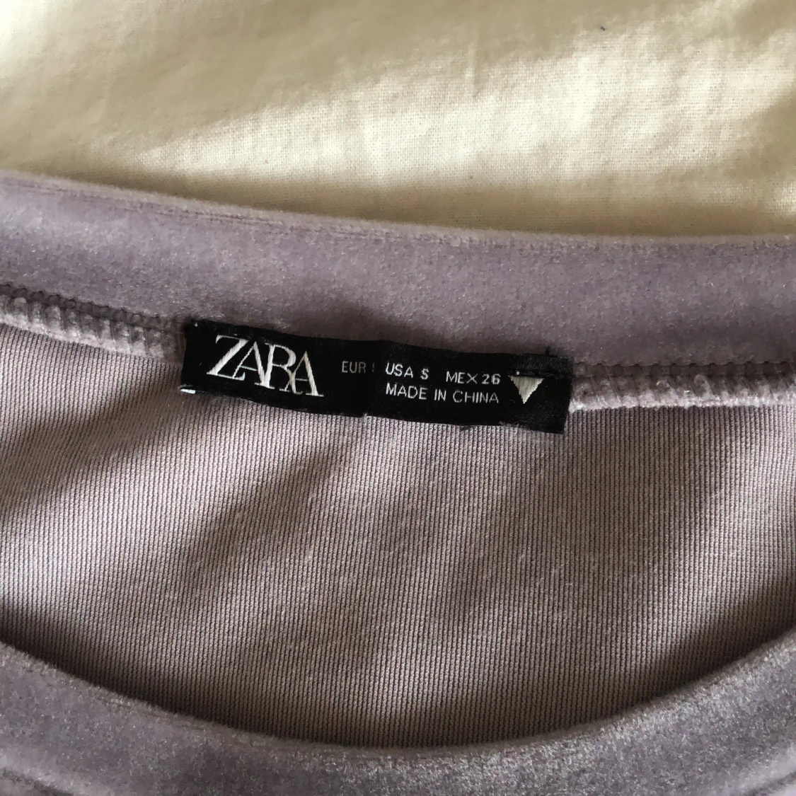 Gosig grå/lila tröja  - 90