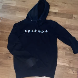Friends svart hoodie  - Bra skick. Svart hoodie med friends tryck. Från H&M. Storlek XS. Lite knottrig runt om men inget som syns så mycket. Använd mycket men inget som syns.🤍 Har en luva och en ficka på magen.
