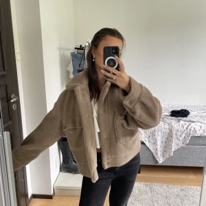 Teddykappa från zara  - Jättemysig kappa från zara som köptes för två år sen men inte kommit till användning, därav som ny. Skriv vid frågor🤗möts i sthlm och fraktar (köparen står för frakten)💘