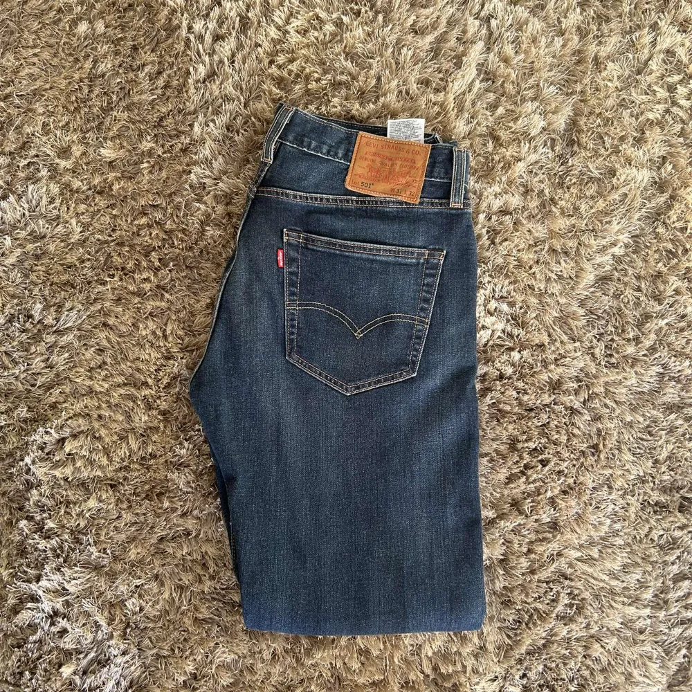 Hej säljer min Levis 501 mörkblå eftersom att den inte passar längre helt enkelt har använt dem Max 3 gånger köparen står för frakt! . Jeans & Byxor.