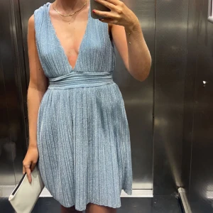 Blå glitter klänning - Super fin blå klänning med lite glitter i. Har endast kommit till användning en gång därav säljs den. 