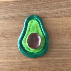 Säljer denna handgjorda smyckeshållare i form av en avokado med avtagbar kärna🥑