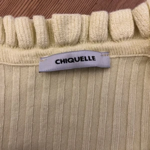 Gul stickad blus - Jättefin gul blus som aldrig har andvänds (ny pris ligger på 300 tror jag), inte riktigt min stil så det är därför jag säljer den. Om ni har några frågor är det bara att skriva till mig 💗