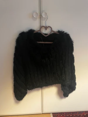 Päls poncho  - One size. Mjuk och skön, knappt använd. 