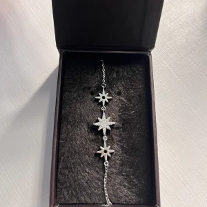 Helt nytt armband i 925 sterling silver🤍 - Säljer det här vackra helt nya armbandet i äkta sterling silver (925) 🤍 Pris kan diskuteras vid snabb affär. Kunden står för frakten🫶🏼