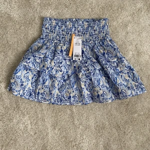 Kjol - Säljer en super fin kjol från Gina tricot Young som är slutsåld,  i Storlek 146/152 men passar mig som i vanliga fall brukar ha xs! Kjolen är inköpt  för ett tag sen, men tyvärr har den inte kommit till användning,funkar både att ha som topp och kjol!💗💗