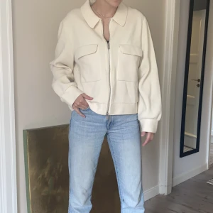 Arket kofta  - Använt några gånger. Lite fläckar som nog går bort i tvätten, syns knappt. 88% wool 12% polyester. Nypris 1300kr.