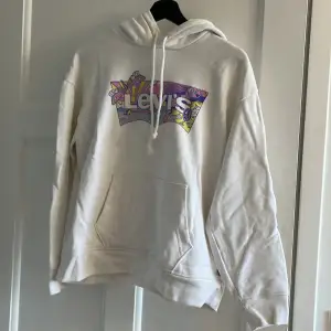 En jättefin Levis hoodie som knappt använts💕 köpt på impuls haha💕 super sött tryck💕