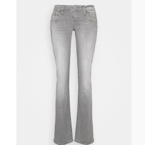 LTB grå valerie grå jeans - Intressekoll på mina populära LTB jeans i modellen ”valerie” som är helt slutsålda på hemsida, dem är i nyskick och helt oanvända då de är i fel storlek. Alla lappar sitter kvar som de var när jag köpte dem!  Pris kan alltid diskuteras!!💗🫶